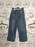 JEANS A GAMBA LARGA CON TASCA STRASS