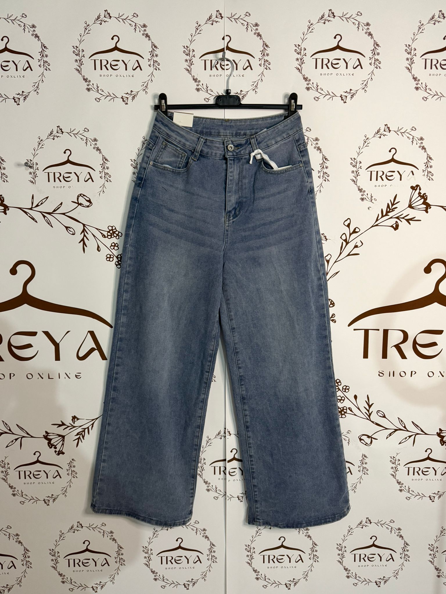 JEANS A GAMBA LARGA CON TASCA STRASS